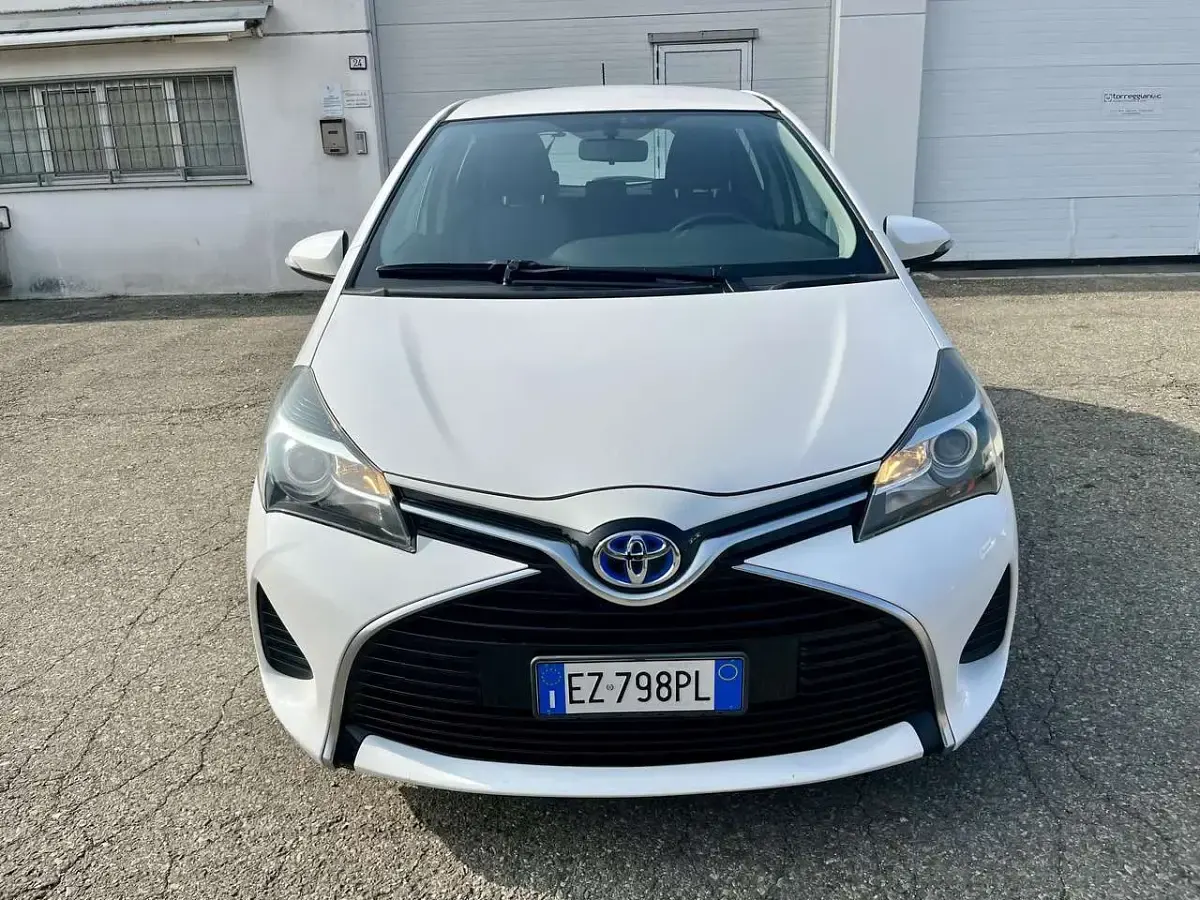 Usata Toyota Yaris Hybrid 74 CV (54 kW) 2015 Bianco Berlina