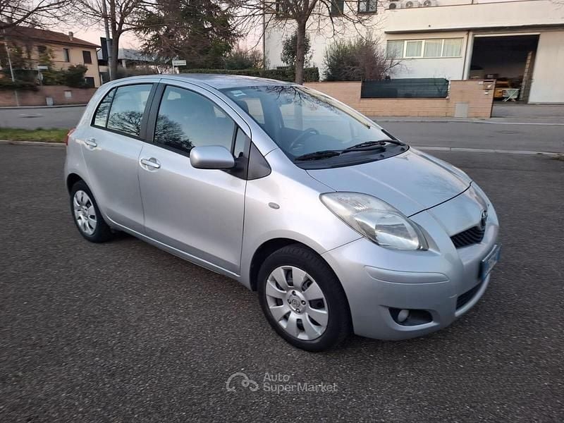 Usata Toyota Yaris 69 CV (50 kW) 2009 Grigio Berlina