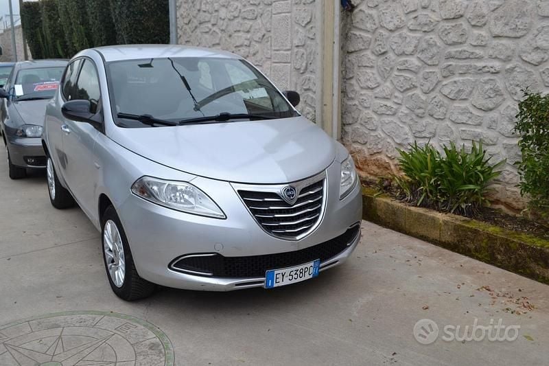 Usata Lancia Ypsilon 85 CV (62 kW) 2015 Grigio Utilitaria
