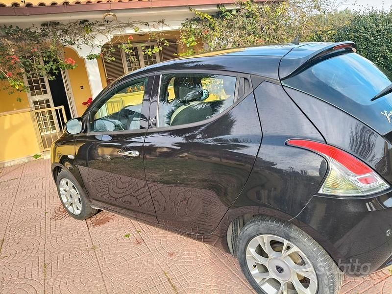Usata Lancia Ypsilon 69 CV (50 kW) 2016 Nero Utilitaria