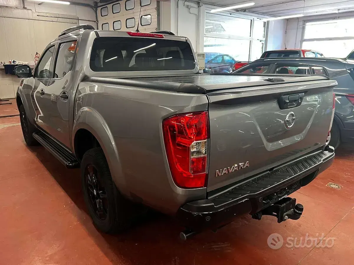 Usado Nissan Navara N-Guard 190 CV (139 kW) 2021 Gris Pickup/Camioneta