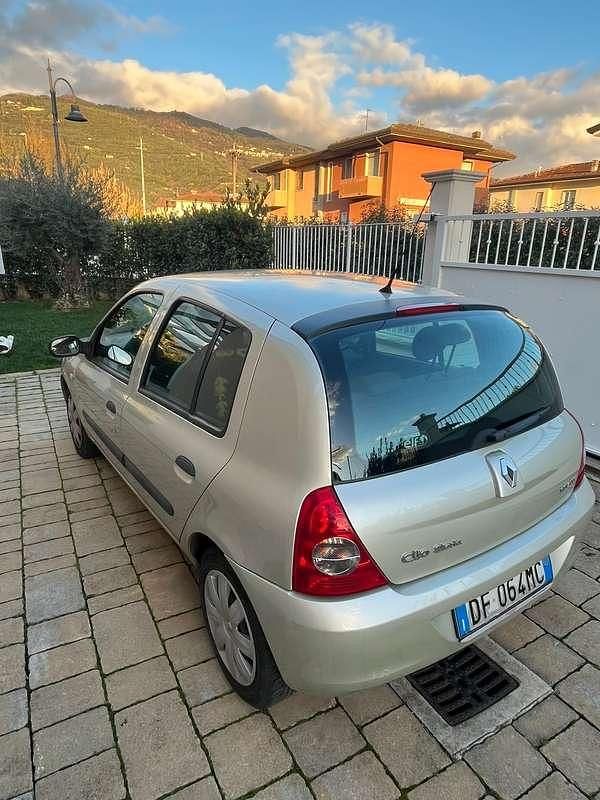 Usata Renault Clio II Dynamique 75 CV (55 kW) 2007 Oro Berlina