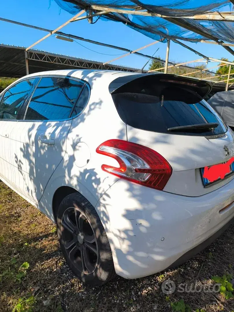 Usata Peugeot 208 68 CV (50 kW) 2014 Bianco Utilitaria