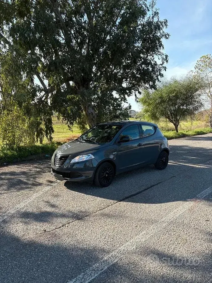 Usata Lancia Ypsilon 95 CV (69 kW) 2014 Grigio Utilitaria