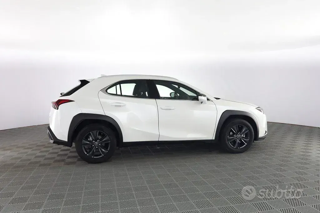 Usata Lexus UX 152 CV (111 kW) 2024 Bianco perla SUV