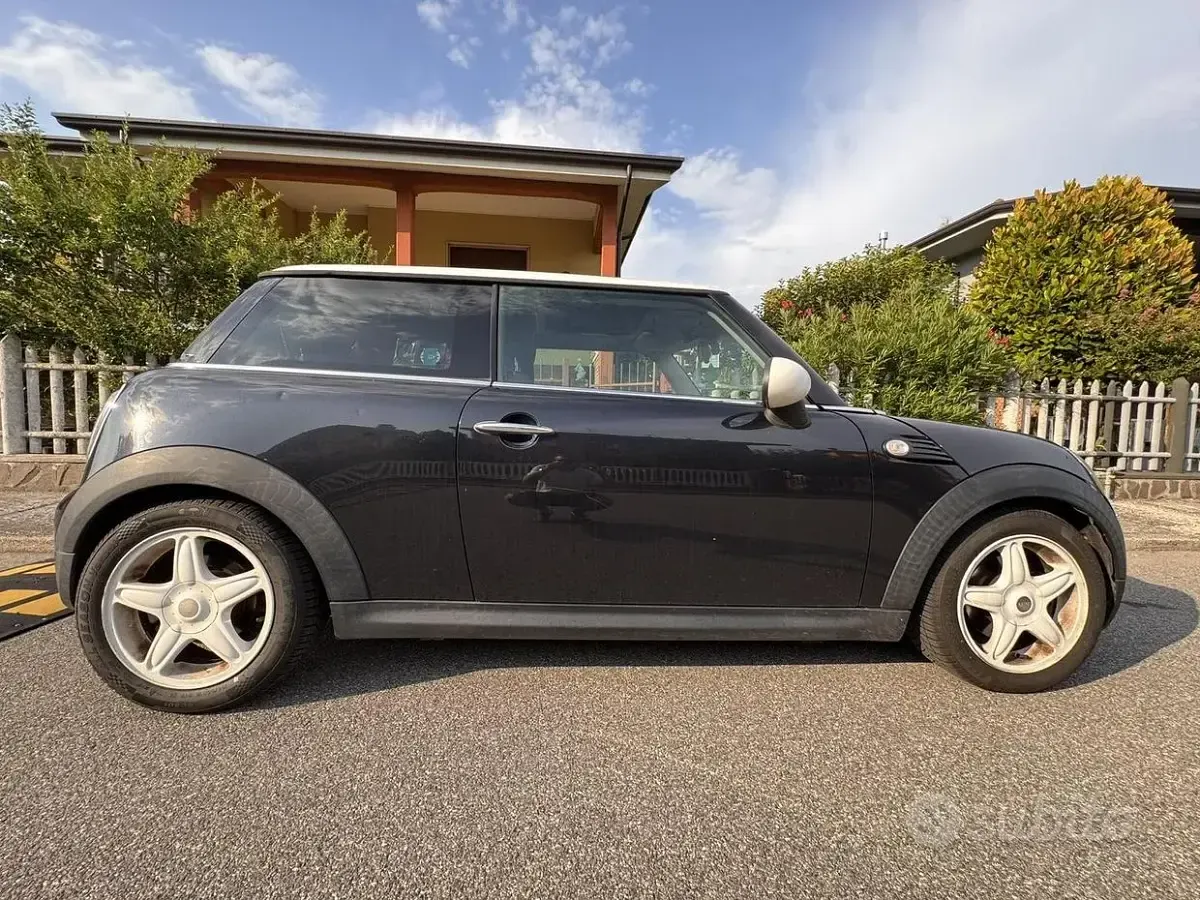 Usata Mini Cooper D 109 CV (80 kW) 2007 Nero Utilitaria