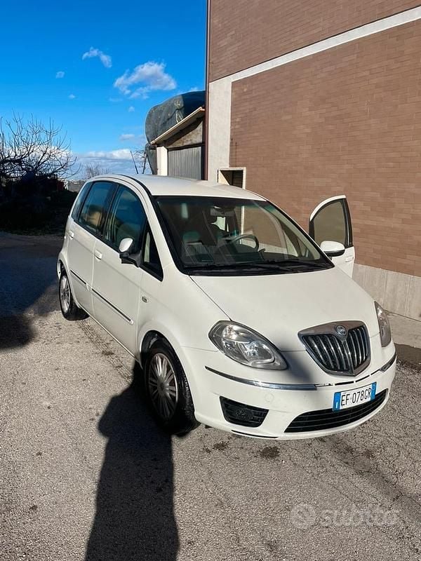 Usata Lancia Musa 95 CV (69 kW) 2010 Bianco Monovolume