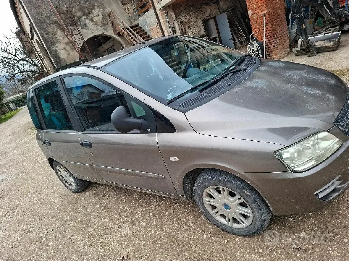 Usata Fiat Multipla 103 CV (75 kW) 2007 Grigio Monovolume