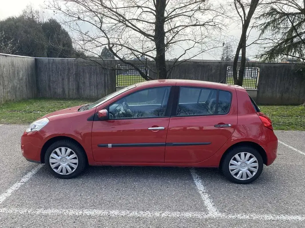 Usata Renault Clio II Privilege 75 CV (55 kW) 2010 Rosso Berlina