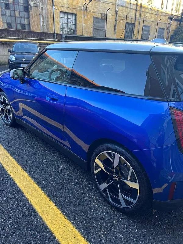 Usata Mini Cooper SE Favoured 64 kW (88 CV) 2024 Blu/azzurro Utilitaria
