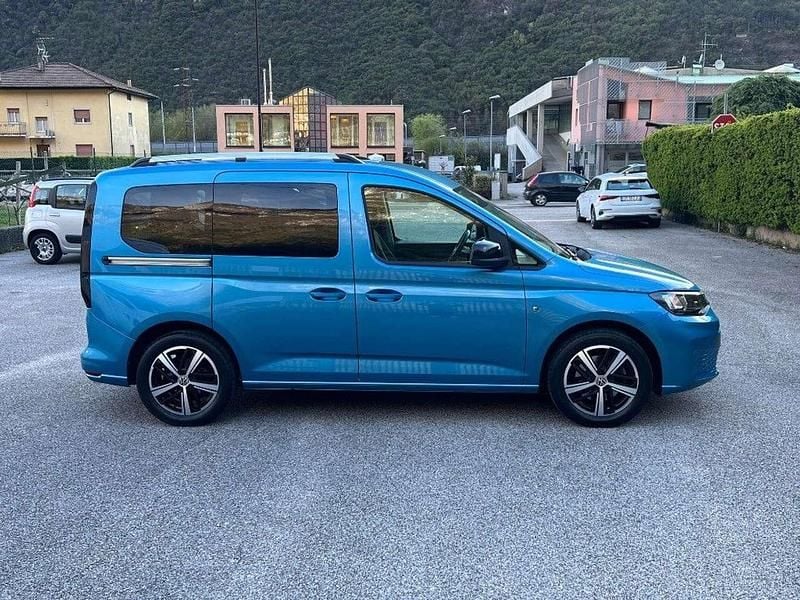 Usata VW Caddy 122 CV (89 kW) 2022 Azzurro Monovolume