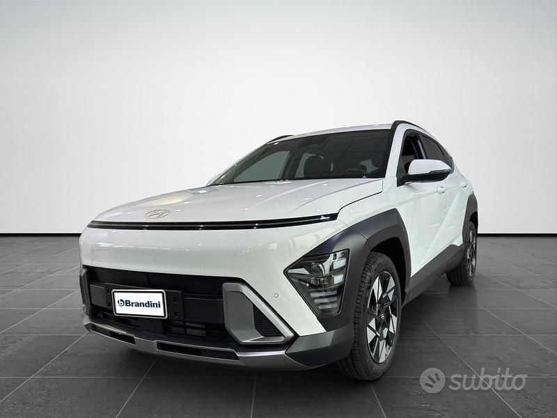 Bianco Nuova 2025 Hyundai Kona SUV | 24.877 € (Buon prezzo) - Immagine 1/4