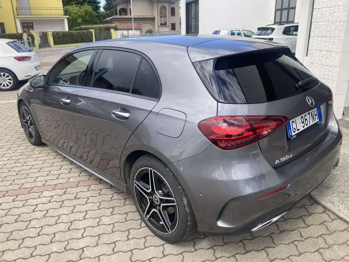 Usata Mercedes A180 AMG Line Premium Plus 116 CV (85 kW) 2023 Grigio scuro metallizzato Berlina