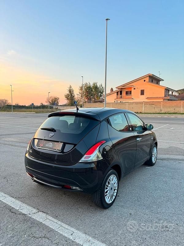 Usata Lancia Ypsilon 69 CV (50 kW) 2016 Nero Utilitaria