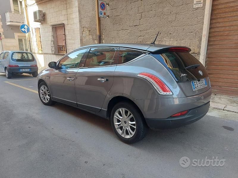 Grigio Usata 2011 Lancia Delta Due volumi | 2500 € (Buon prezzo) - Immagine 1/4