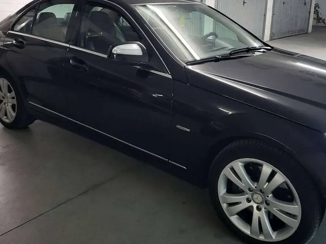 Usado Mercedes C320 224 CV (164 kW) 2008 Negro Berlina