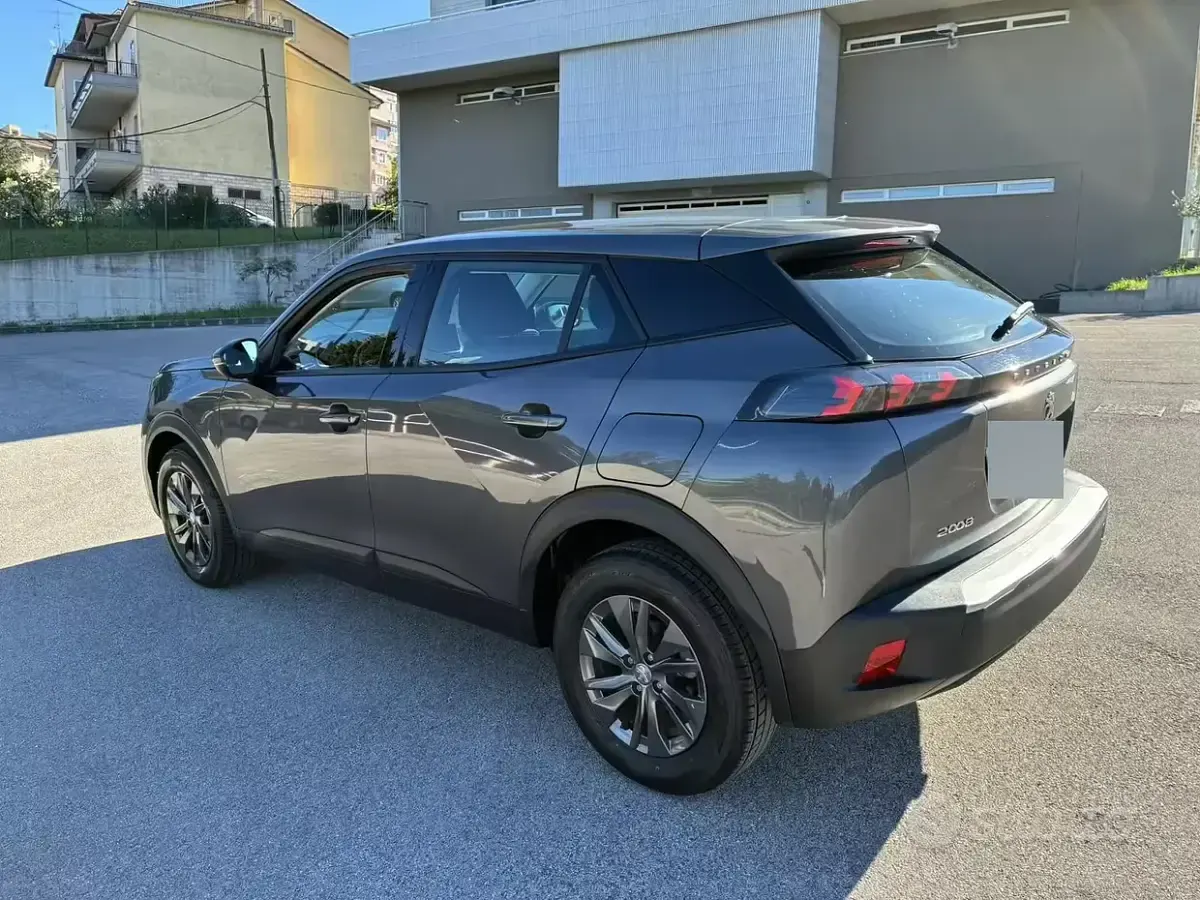 Usado Peugeot 2008 Allure 100 HP (73 kW) 2023 Cinzento SUV