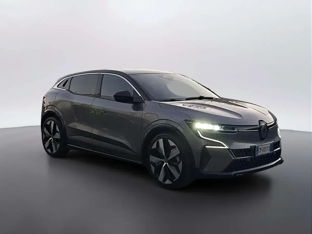 Usata Renault Megane E-Tech Iconic 160 kW (218 CV) 2023 Grigio scuro Berlina