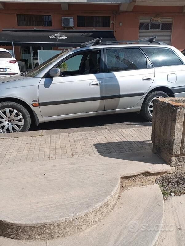 Usata Toyota Avensis 90 CV (66 kW) 2000 Grigio Station wagon