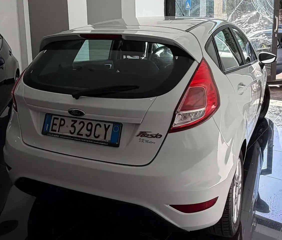 Usata Ford Fiesta Titanium 60 CV (44 kW) 2013 Bianco Berlina