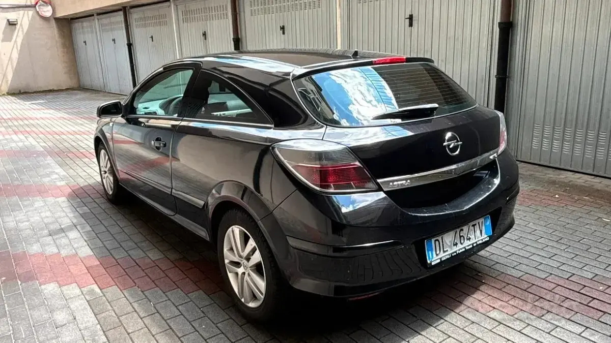 Usata Opel Astra GTC 125 CV (91 kW) 2008 Nero Coupé