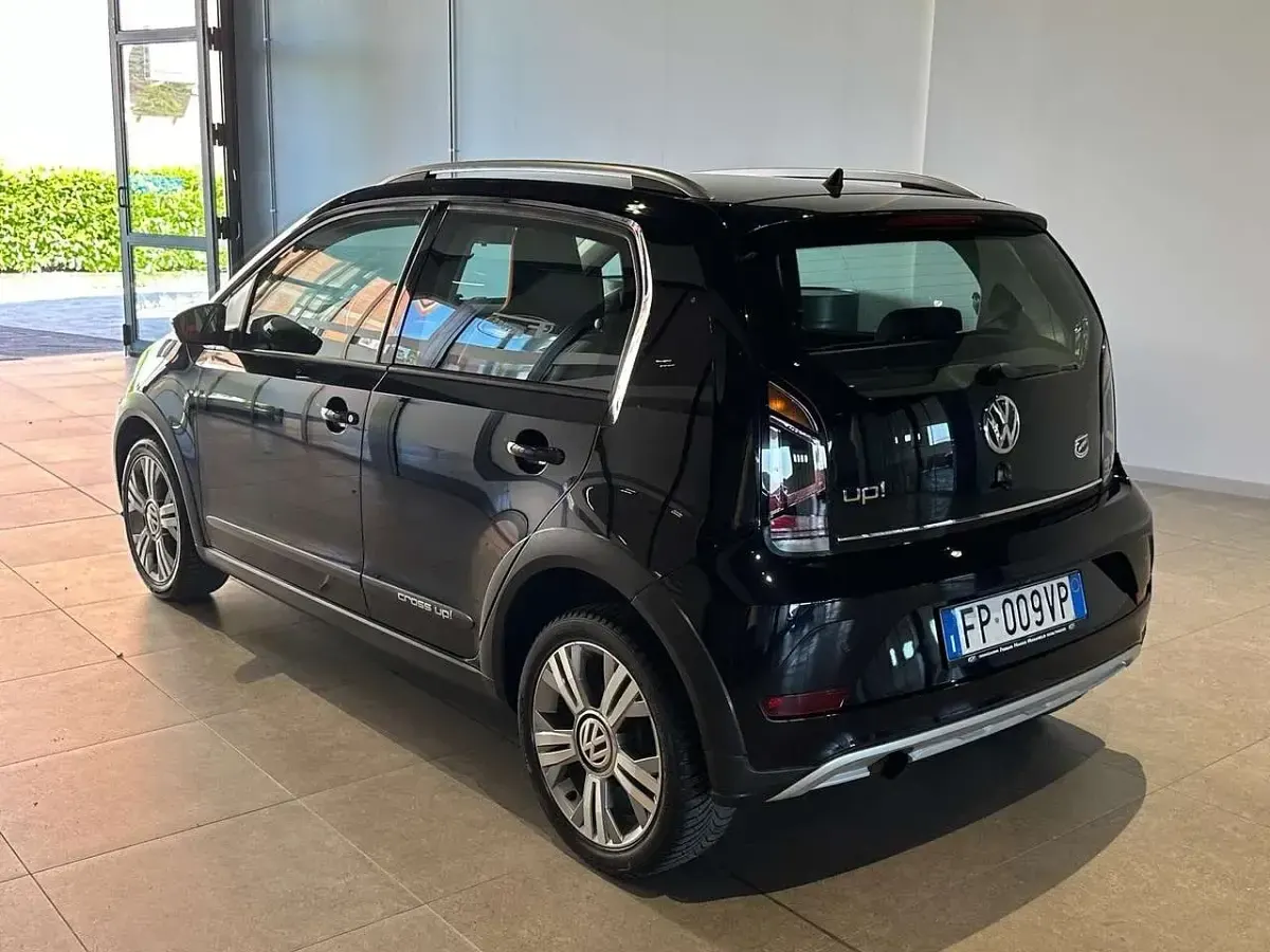 Usata VW cross up! 75 CV (55 kW) 2018 Nero Utilitaria