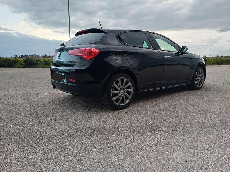 Usata Alfa Romeo Giulietta Exclusive 105 CV (77 kW) 2013 Nero Utilitaria