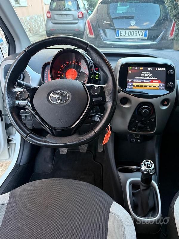 Usata Toyota Aygo 72 CV (52 kW) 2018 Bianco Utilitaria