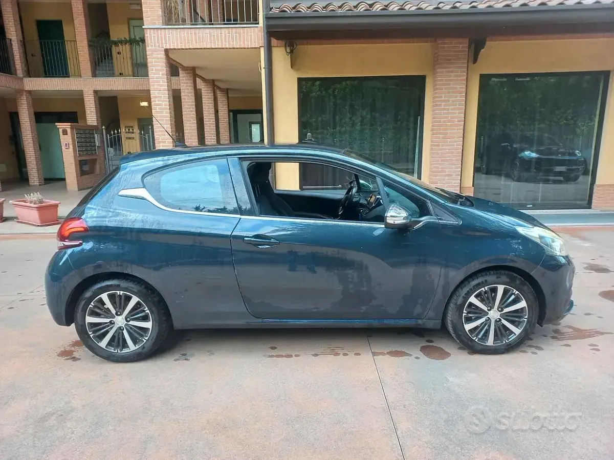 Usata Peugeot 208 Active 110 CV (80 kW) 2015 Blu Utilitaria
