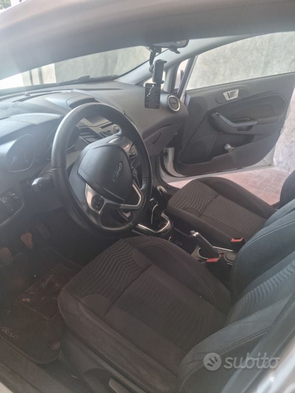 Usata Ford Fiesta Titanium 97 CV (71 kW) 2014 Bianco Utilitaria