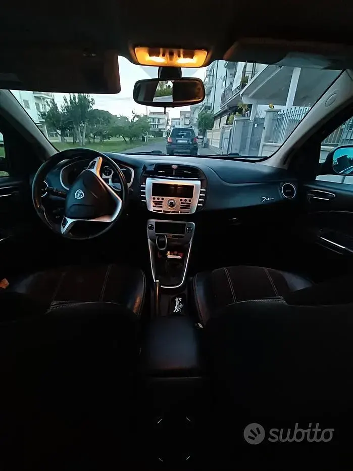 Usata Lancia Delta 165 CV (121 kW) 2009 Utilitaria