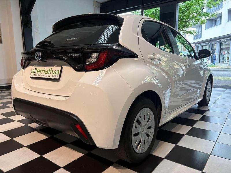 Gebraucht Toyota Yaris Hybrid Business Edition 92 PS (67 kW) 2022 Weiß Limousine