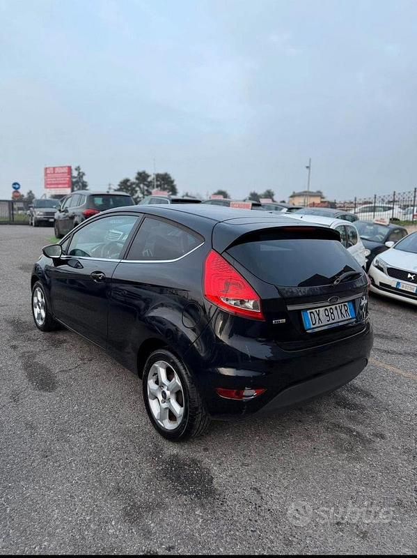 Usata Ford Fiesta 68 CV (50 kW) 2008 Nero Utilitaria