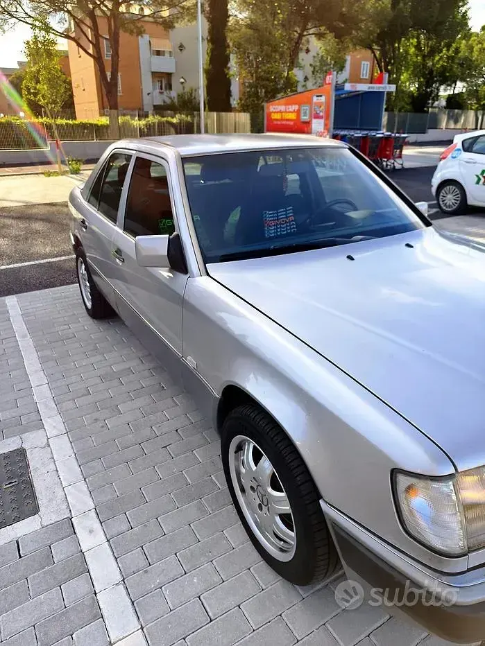 Usata Mercedes E200 122 CV (89 kW) 1991 Grigio Berlina