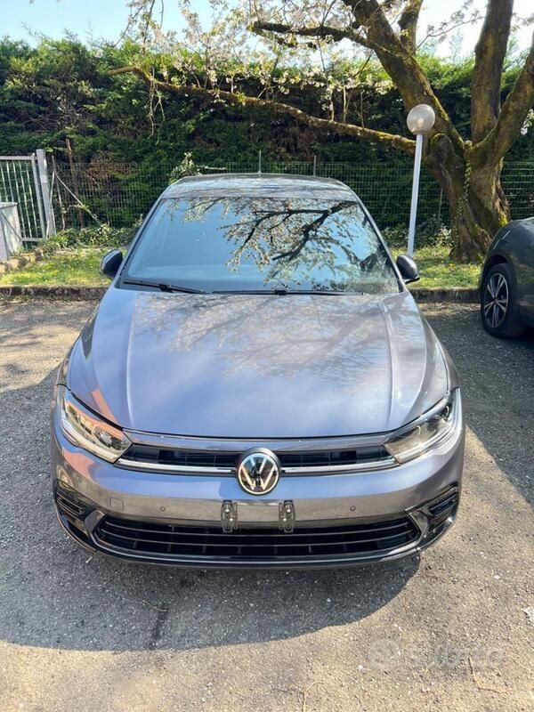 Grigio Usata 2023 VW Polo Tre volumi | 19.000 € (Buon prezzo) - Immagine 1/4