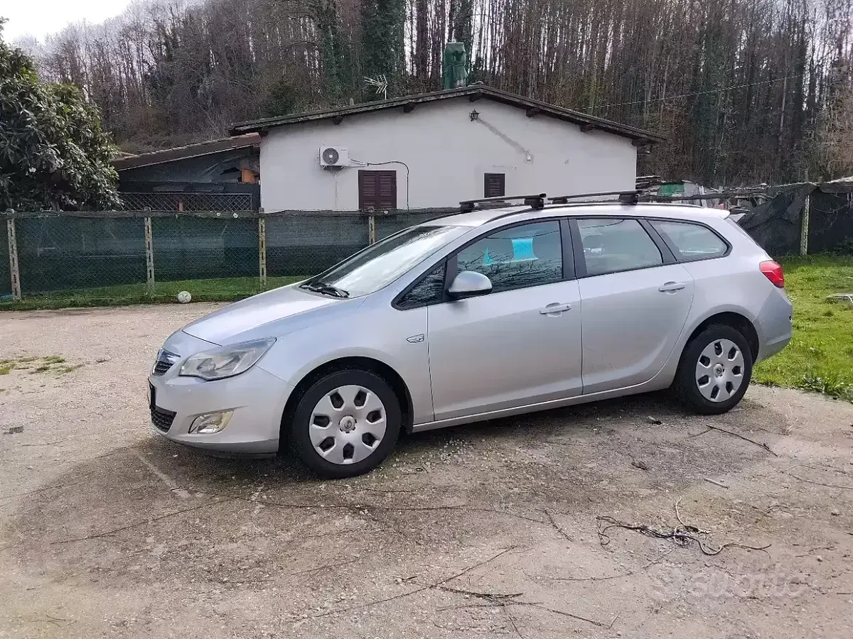 Usata Opel Astra 110 CV (80 kW) 2011 Grigio Station wagon