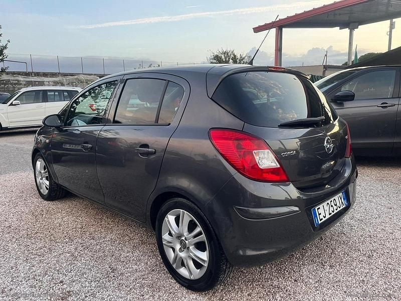 Usata Opel Corsa Edition 95 CV (69 kW) 2011 Grigio Berlina