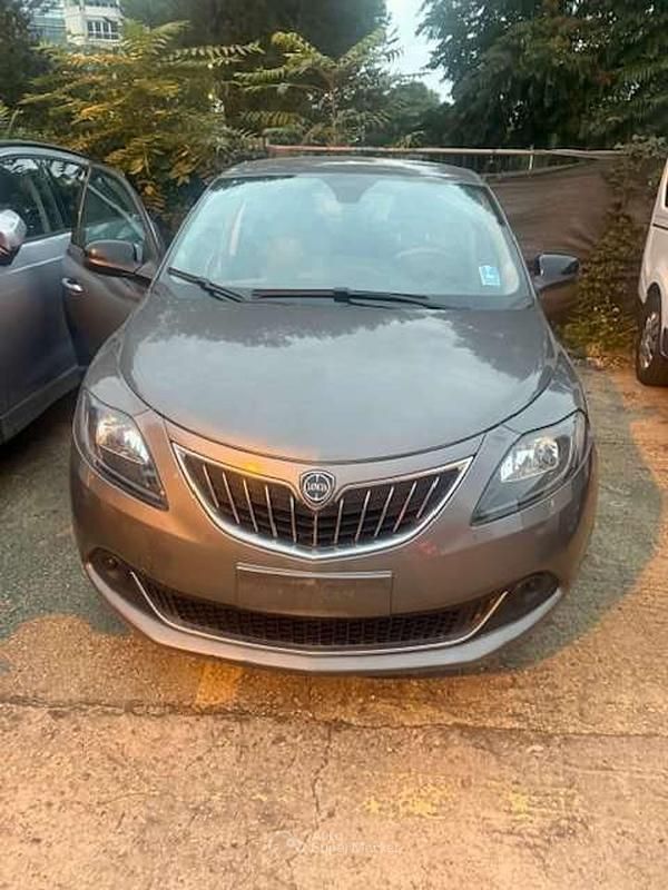 Gray Usata 2022 Lancia Ypsilon Silver Due volumi | 8000 € (Super prezzo) - Immagine 1/4