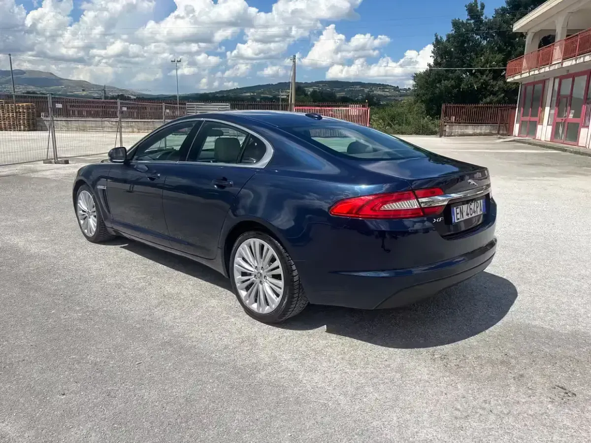 Usata Jaguar XF 190 CV (139 kW) 2012 Bluazzurro Berlina
