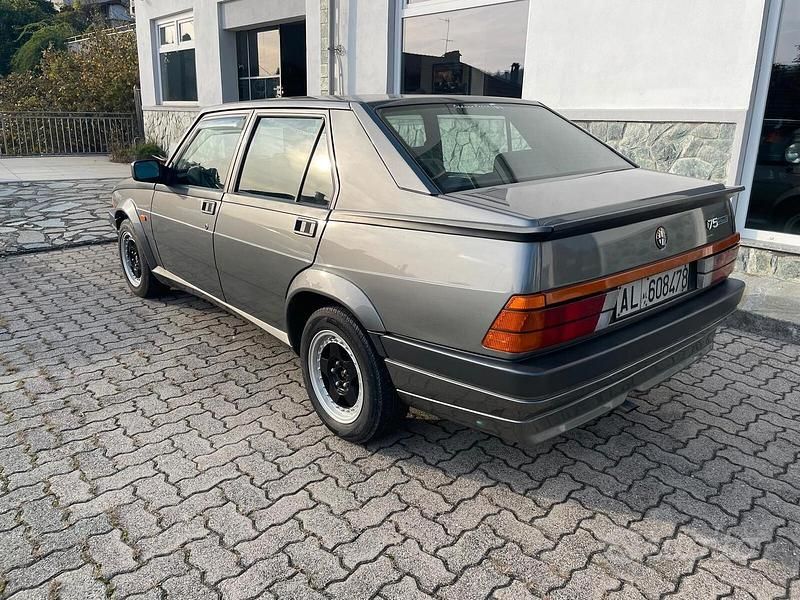 Usata Alfa Romeo 75 148 CV (108 kW) 1988 Grigio Berlina