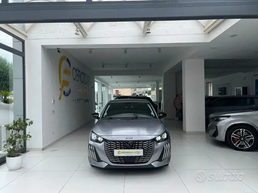 Usata Peugeot 208 Allure 101 CV (74 kW) 2025 Grigio metallizzato Utilitaria