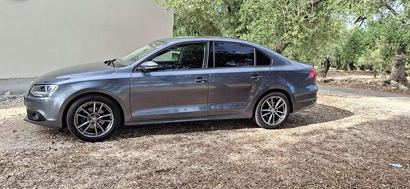 Argento Usata 2011 VW Jetta Tre volumi | 8500 € - Immagine 1/4
