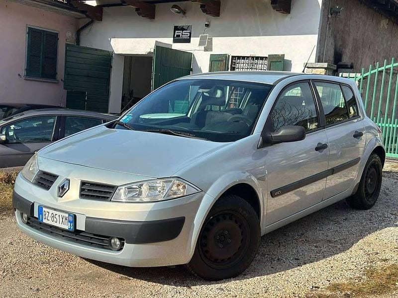 Argento Usata 2008 Renault Mégane II Dynamique Berlina | 890 € (Super prezzo) - Immagine 1/4