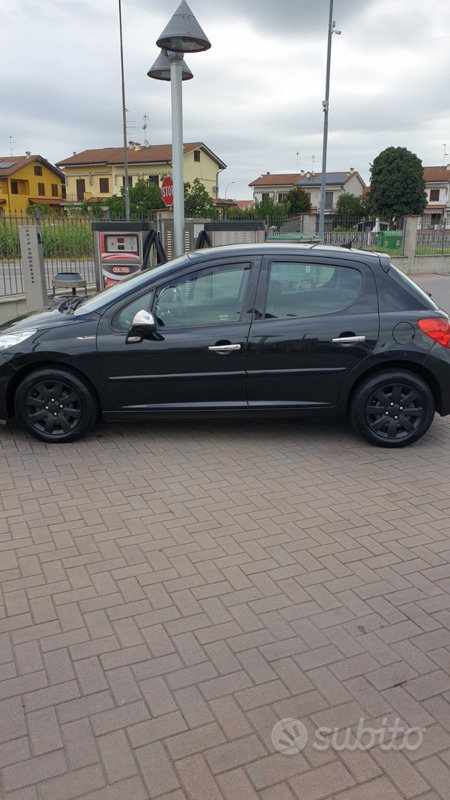 Usato 2008 Peugeot 207 1.4 Benzin 95 CV (3.900 €)