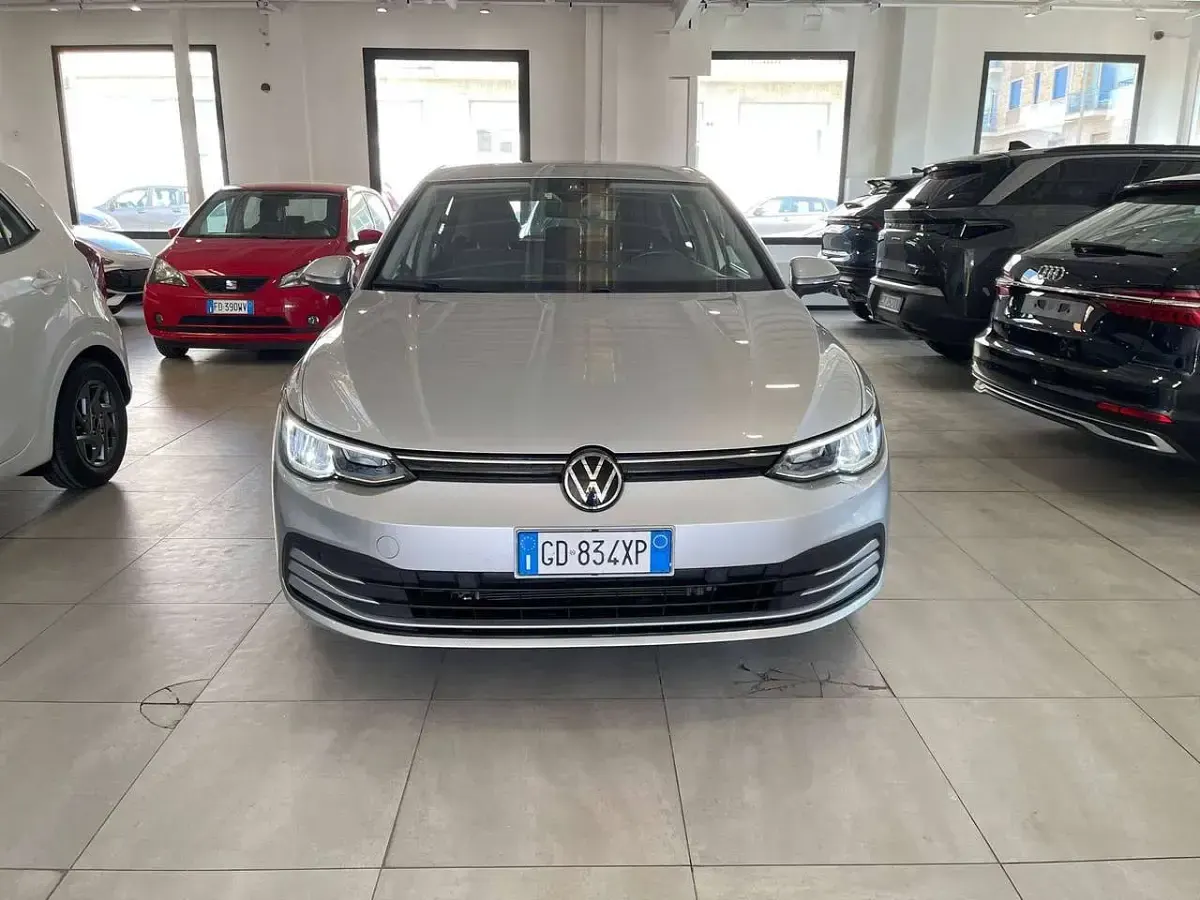 Usata VW Golf VIII Life 116 CV (85 kW) 2021 Argento Berlina