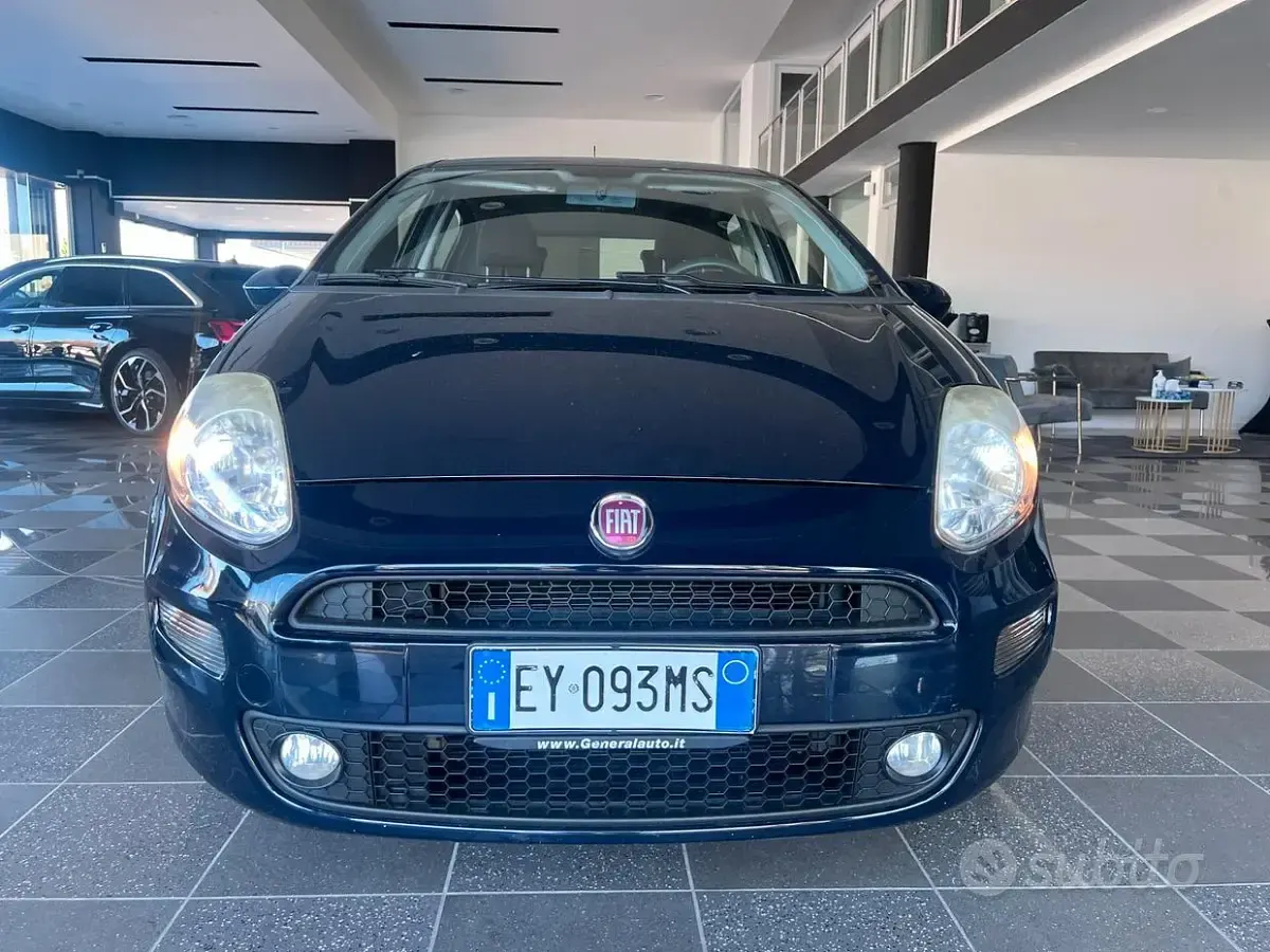 Usata Fiat Punto Lounge 77 CV (56 kW) 2015 Bluazzurro Utilitaria
