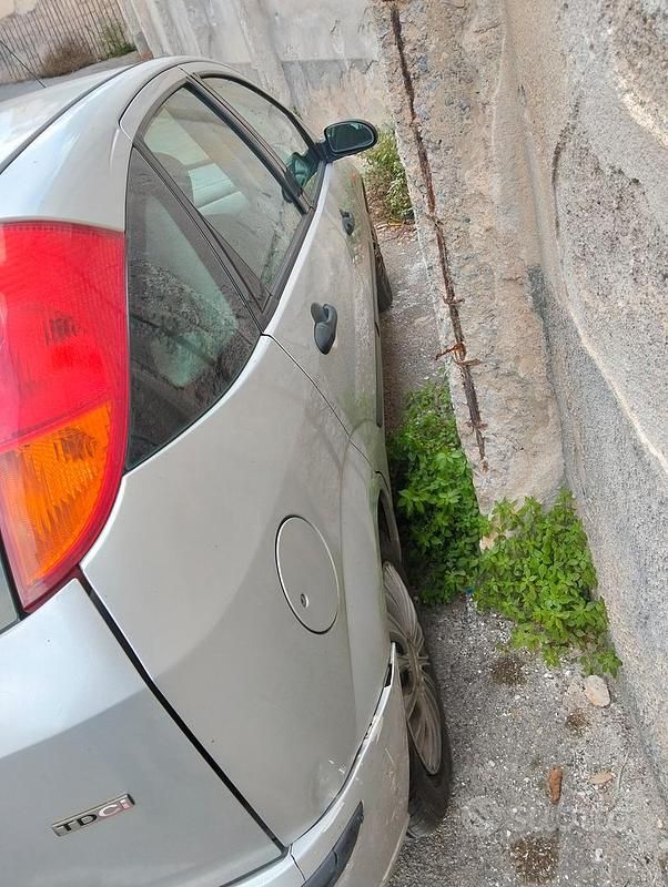 Usata Ford Focus 100 CV (73 kW) 2002 Grigio Berlina