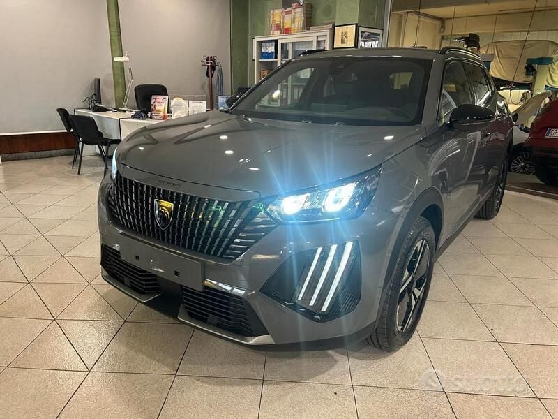 Grigio Nuova 2025 Peugeot 2008 Allure SUV | 24.500 € (Cara) - Immagine 1/4