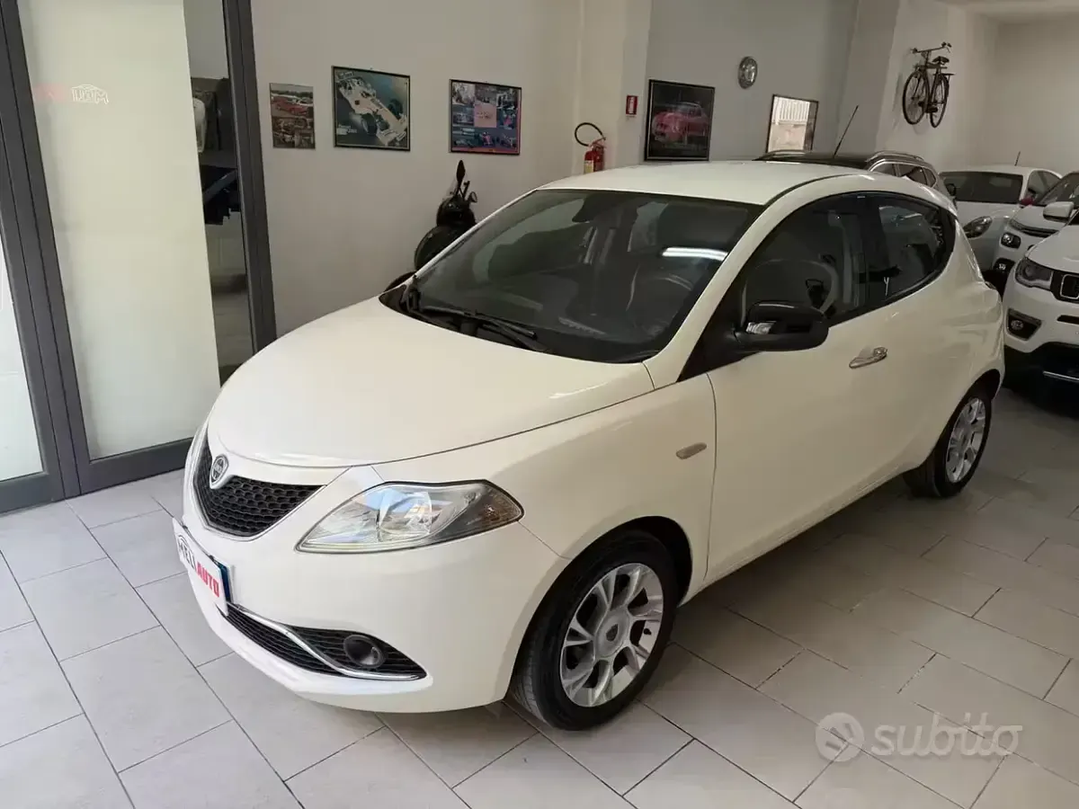 Usata Lancia Ypsilon Platinum 69 CV (50 kW) 2016 Bianco Utilitaria
