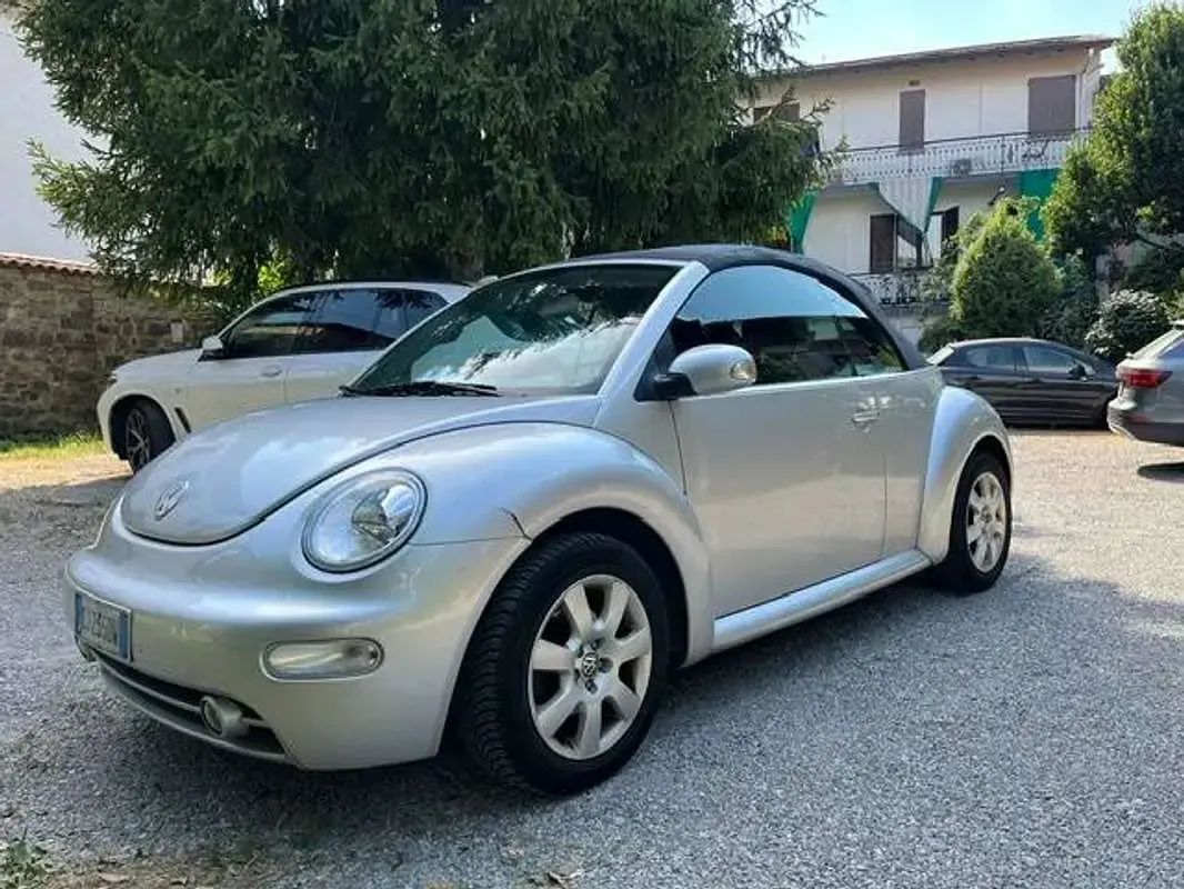Usata VW New Beetle 102 CV (75 kW) 2003 Argento Utilitaria